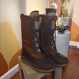 Sperry Two-Tone Winter Boots with Teal Laces